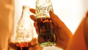 El curioso motivo por el que algunas botellas de Coca-Cola tienen el tapón amarillo