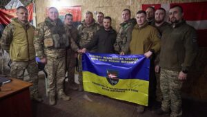 Zelenski, presidente de Ucrania, visita a las tropas de su país en el frente en Kupyansk