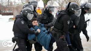 401 personas detenidas por homenajear a Navalni – DW – 18/02/2024