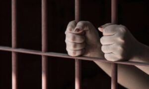 A la cárcel por 28 años por tratar de matar a su hija