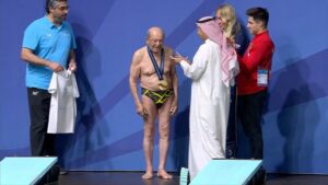 A sus 100 años, clavadista ganó una medalla en el Mundial de Natación (Video)