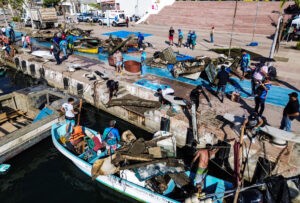 Acapulco celebra torneo de pesca de basura para limpiar su mar tras golpe del huracán Otis - AlbertoNews