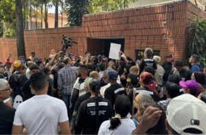 Activistas exigieron la libertad de Rocío San Miguel frente a la embajada de España