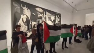 Activistas protestaron ante el Guernica de Picasso para pedir el fin del conflicto en Gaza (Video) - AlbertoNews