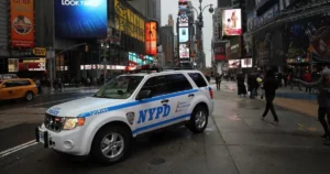 Acusan de intento de asesinato a un adolescente latino por tiroteo en Times Square
