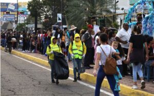 Alcaldía de Maracaibo despliega operativo de limpieza tras desfile de Carnaval 2024 en 5 de Julio