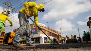 Alcaldía de Maracaibo y Maraplus iniciaron trabajos de asfaltado en la avenida La Limpia