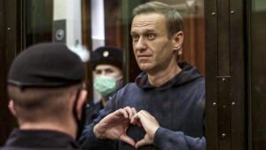 El líder de la oposición rusa Alekséi Navalni hace un gesto con el corazón durante una audiencia en Moscú el 3 de febrero de 2021