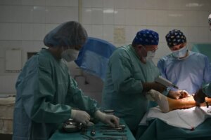Andrei, el cirujano ruso que cura en Ucrania heridas de la guerra