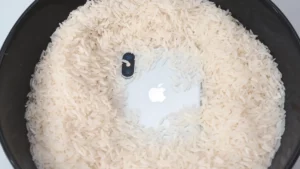 Apple advierte oficialmente a los usuarios que dejen de poner los iPhones mojados en arroz.