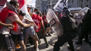 Aprobación de Ley Ómnibus causa disturbios en Argentina