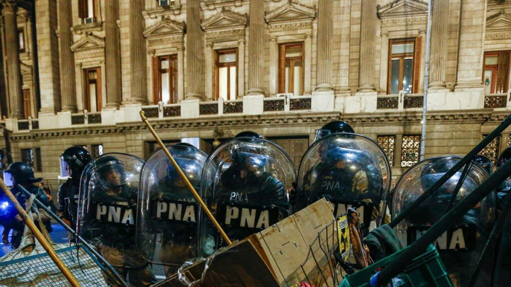 Policías hacen presencia durante una protesta de manifestantes contra el proyecto de 'ley ómnibus' en las inmediaciones del Congreso Nacional, hoy, en Buenos Aires.