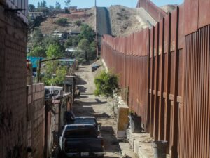 Artistas en México pintan nuevo muro fronterizo de EE.UU. en forma de protesta - AlbertoNews