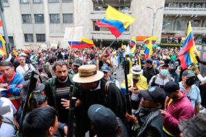 Asedio al Palacio de Justicia pone en la cuerda floja el orden constitucional de Colombia