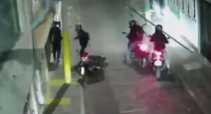 Atraco en Bogotá perpetrado por 8 delincuentes a dos vecinos que iban en moto