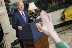 Biden critica comentarios "espantosos y peligrosos" de Trump sobre OTAN - AlbertoNews