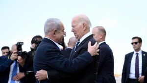 El primer ministro israelí, Binyamín Netanyahu, saluda al presidente de EEUU, Joe Biden, durante la visita del segundo a Israel el pasado 18 de octubre.