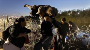 Una oleada de migrantes intenta cruzar a Estados Unidos desde México