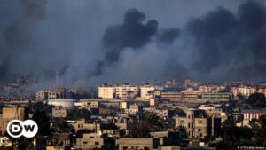 Bombardeos en ciudad donde se hacinan desplazados palestinos – DW – 03/02/2024