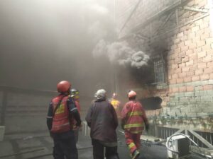 Bomberos combaten incendio en galpÃ³n de La Yaguara