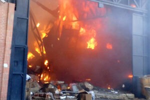Bomberos de Distrito Capital combaten incendio en La Yaguara