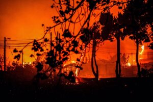 Boric activó fondos para recuperación y entrega bonos a afectados por incendios en Chile