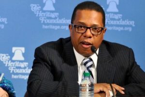 Brian Nichols condenó la violencia contra las fuerzas opositoras democráticas en Venezuela y exigió al régimen cumplir acuerdos de Barbados