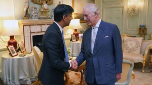 El rey Carlos III y el primer ministro  Rishi Sunak, durante su encuentro en el palacio de Buckingham, este miércoles.