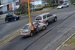 Cámara grabó el momento en el que sujeto intentó meterse al carro de una mujer mientras esperaba en un semáforo (+Video)