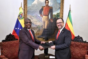 Canciller Gil recibió las “copias de estilo” de los nuevos embajadores de Brasil y Zimbabue en Venezuela