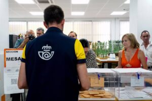 Casi 63.000 electores piden votar por correo a las gallegas, un 18% menos que en 2020 pero un 35% más que en 2016