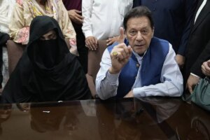 Cerco a la oposicin en Pakistn: condenan al ex primer ministro Imran Khan y a su esposa a 7 aos de crcel por matrimonio fraudulento