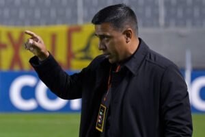 César Farías discutió con periodista tras salir silbado por derrota de su equipo en Colombia - AlbertoNews