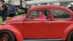 Chávez a bordo de su Volkswagen rojo: El gran atractivo en la ExpoFeria 25 Años de Patria
