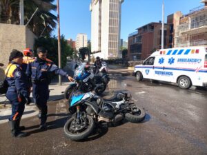 Chofer de un carrito por puesto de Veritas arrolló a un oficial motorizado del CPBEZ