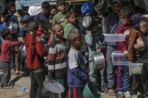 Cientos de personas hambrientas huyen del norte de Gaza hacia el sur de la Franja