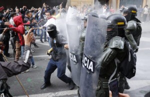 Colombia arropa a la Corte Suprema de Justicia tras asedio de manifestantes afines a Petro (Fotos y video)
