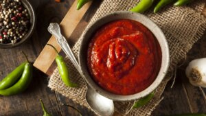 Cómo hacer de forma rápida y barata la versión casera de la salsa sriracha