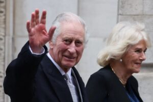Con un gesto sonriente apareció en público el Rey Carlos III tras confirmarse que tiene cáncer