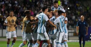 Con una asistencia del Diablito Echeverri, Argentina empató 3-3 contra el Uruguay de Bielsa y cerró invicta la primera fase del Preolímpico