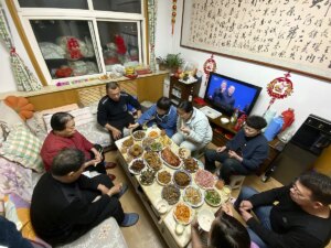 Con una familia tradicional china dando la bienvenida al Ao Nuevo Lunar en la ciudad 'boca de dragn'