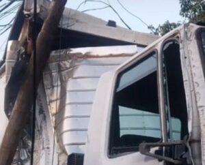 Conductor generó explosión eléctrica en Yagua al chocar con poste de alta tensión 