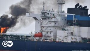 Corre riesgo de hundirse buque británico atacado por hutíes – DW – 19/02/2024