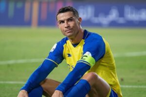 Cristiano Ronaldo es suspendido y multado en Arabia Saudita por “provocar” a aficionados con gesto obsceno