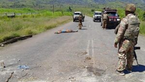 Cadáver en una carretera mientras las autoridades patrullan cerca de la ciudad de Wabag, (Papúa Nueva Guinea).