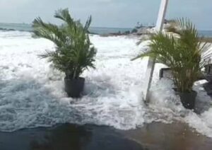 Desalojadas playas de Puerto Cabello por incremento del fuerte oleaje