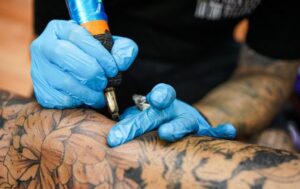 Descubren componentes ocultos en el 83% de las tintas para tatuajes