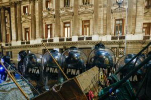 Diputados argentinos retoman el debate de la "ley ómnibus" de Milei