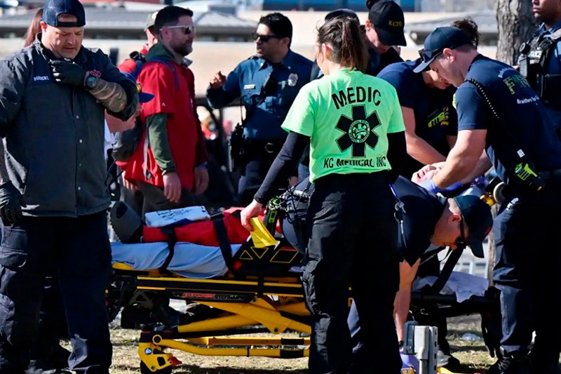 Dos adolescentes acusados por el tiroteo durante la celebración del Super Bowl en Kansas que dejó una mujer fallecida y varios heridos