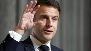 El presidente francés, Emmanuel Macron, durante la rueda de prensa ofrecida el lunes tras la reunión con líderes europeos.